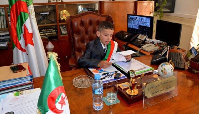 بالصّور مير الجزائر الوسطى يحقّق حلم طفل يتيم بتقلدّه منصبه