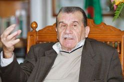 رئيس الجمهورية يستقبل المجاهد يوسف الخطيب وهذا ما دار بينهما