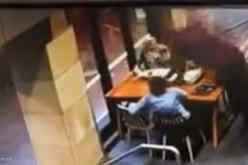 فيديو صادم.. أسترالي يعتدي على محجبة حامل في مقهى بسيدني