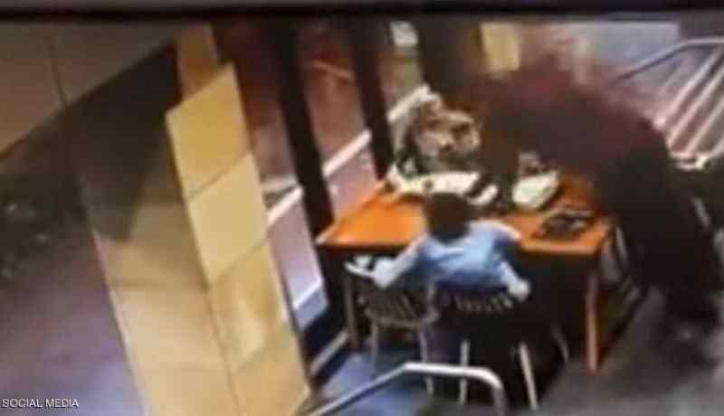 فيديو صادم.. أسترالي يعتدي على محجبة حامل في مقهى بسيدني