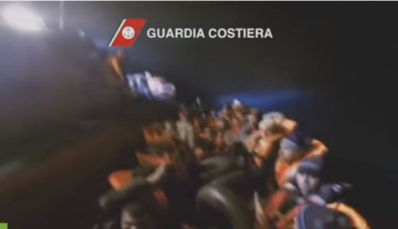 بالفيديو حرس الحدود الإيطالي يوقف ثلاثة مراكب اللاجئين