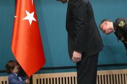 صور أردوغان أثناء تقديم وسام الشرف لعائلات شهداء معركة جنق قلعة