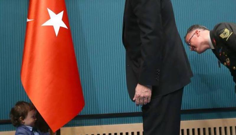 صور أردوغان أثناء تقديم وسام الشرف لعائلات شهداء معركة جنق قلعة