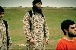 بالصور داعش تعدم الفلسطيني محمد سعيد مسلم  بطريقة جديدة عبر استخدام طفل لتنفيذ الاعدام