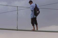 بالفيديو والصور تلاميذ يقطعون  واد العرب باستخدام أنبوب في خنشلة