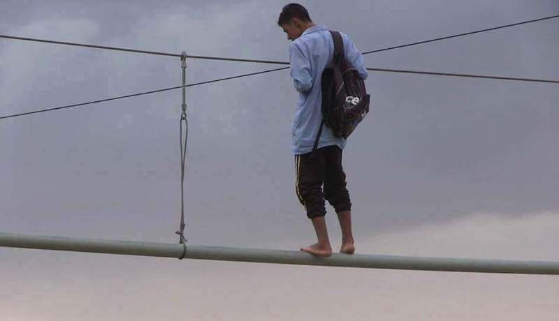 بالفيديو والصور تلاميذ يقطعون  واد العرب باستخدام أنبوب في خنشلة