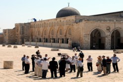 الاحتلال يدخل مجموعة من المتطرفين لباحات الأقصى