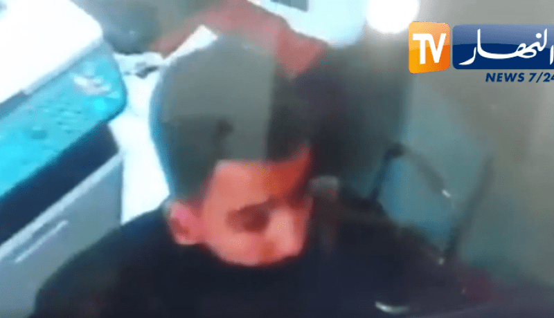 شاهد.. لحظة سرقة حاسوب محمول من مسجد العتيق بسيدي موسى في العاصمة