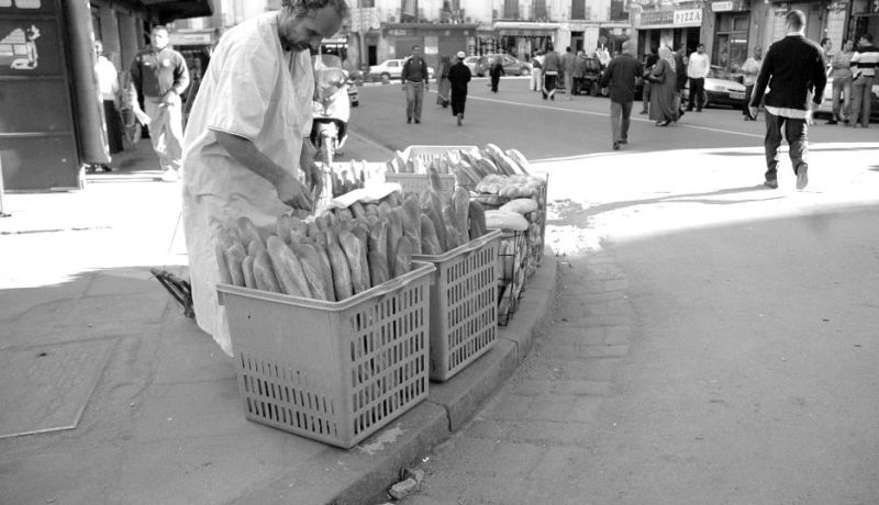 نـــدرة في الخبـــز والحليـــب يـومــي العيــد.. والنقل لمن استطاع إليه سبيلا