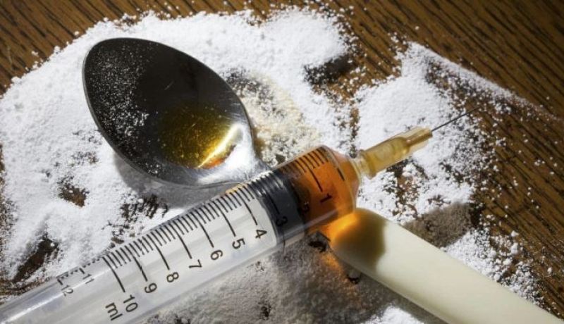 بالصورة.. طفلة عمرها 4 سنوات تتعاطى المخدرات