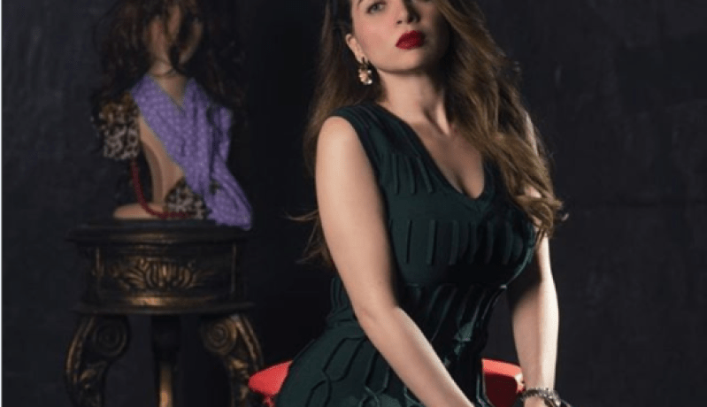 الفنانة مي عز الدين بإطلالة جديدة