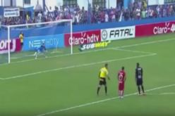 بالفيديو .. أتعس لاعب حظا في تسديد ضربة جزاء