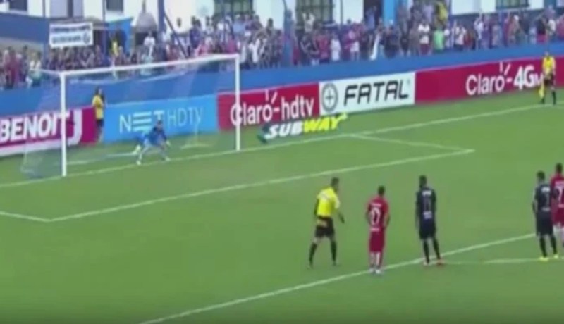 بالفيديو .. أتعس لاعب حظا في تسديد ضربة جزاء