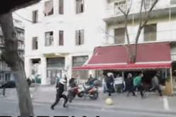 بالفيديو هكذا تتعامل  الشرطة اليونانية مع اللاجئين