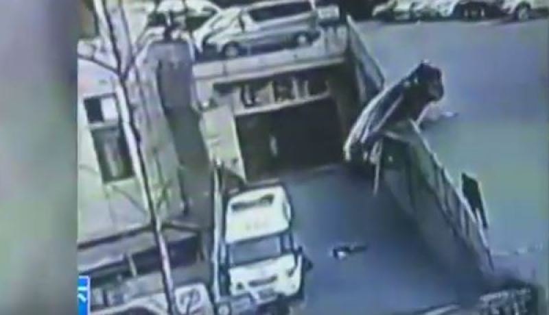 شاهد.. نجاة أم وطفلها من حادث مروع