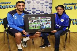 بالصور.. محرز يحقق حلم فتاة يتيمة