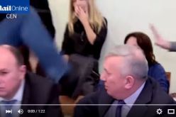 بالفيديو برلماني أوكراني يركل رئيس الأمن على وجهه