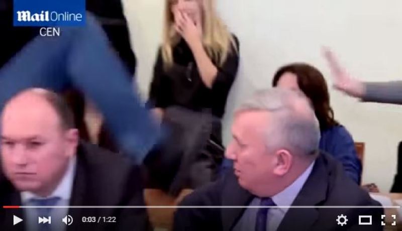 بالفيديو برلماني أوكراني يركل رئيس الأمن على وجهه