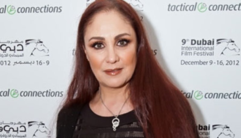 بالصوّر.. شيرين تصدم الجمهور في جنازة كريمة مختار وتسير على العكاز