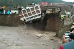 بالفيديو.. نهر يبتلع فندقا