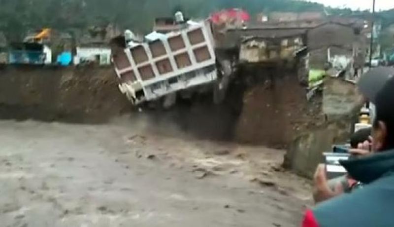 بالفيديو.. نهر يبتلع فندقا