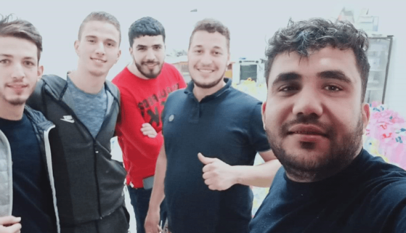 بالصور.. شاب برحال بعنابة يوزعون 200 قفة من المواد الغذائية على العائلات المعوزة بالبلدية