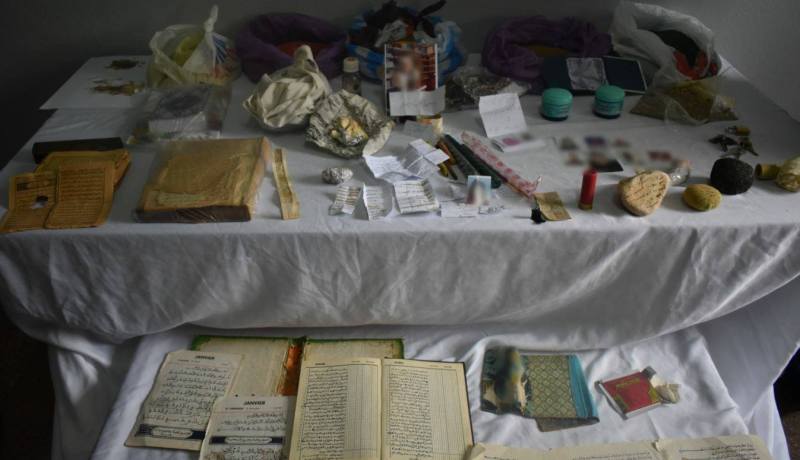 بالصور.. توقيف سبعيني يمارس الشعوذة ودنس المصحف الشريف بأم البواقي