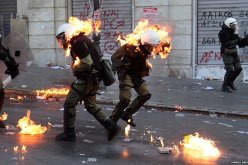 إلقاء قنابل حارقة على مركز للشرطة في اليونان