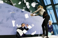 فيديو لهجوم على رئيس البنك المركزي الأوربي من إحدى المحتجين