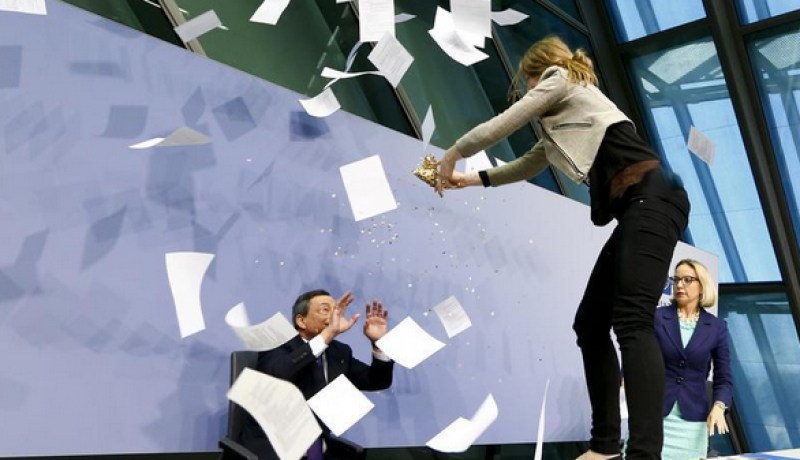 فيديو لهجوم على رئيس البنك المركزي الأوربي من إحدى المحتجين