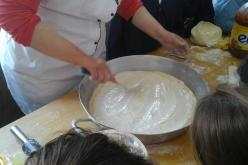 بالفيديو والصور مبادرة رائعة من أستاذة تحضّر البيتزا مع تلاميذها في غيليزان