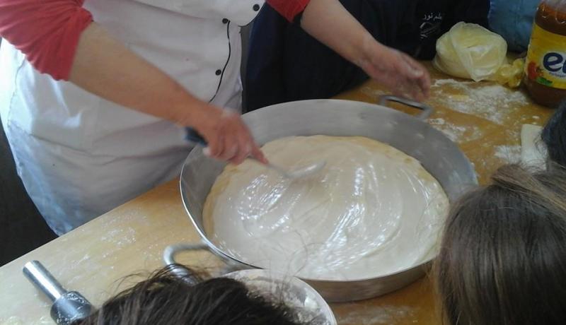 بالفيديو والصور مبادرة رائعة من أستاذة تحضّر البيتزا مع تلاميذها في غيليزان