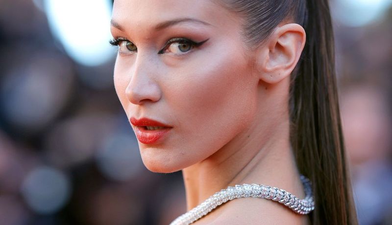 بيلا حديد تهاجم انستغرام بعد حذفه منشورا لها يتعلق بفلسطين