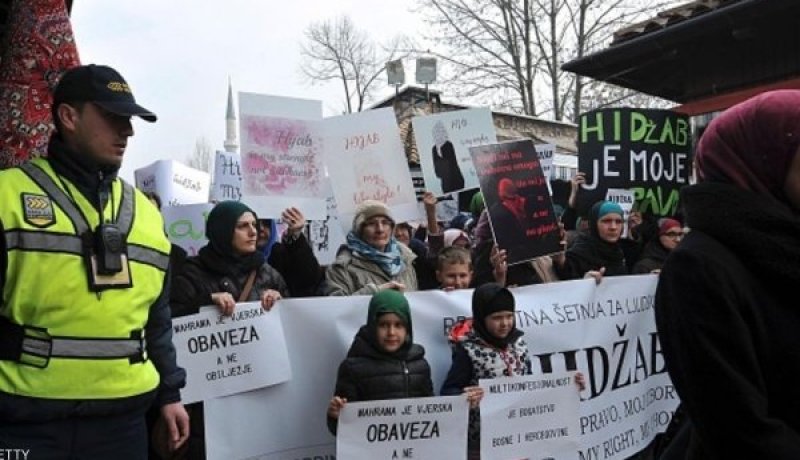 احتجاجات بالبوسنة على منع الحجاب بمؤسسات القضاء