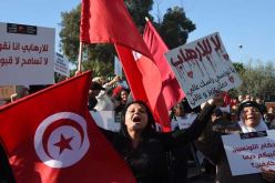 مئات التونسيين يتظاهرون أمام البرلمان احتجاجا على عودة الإرهابيين