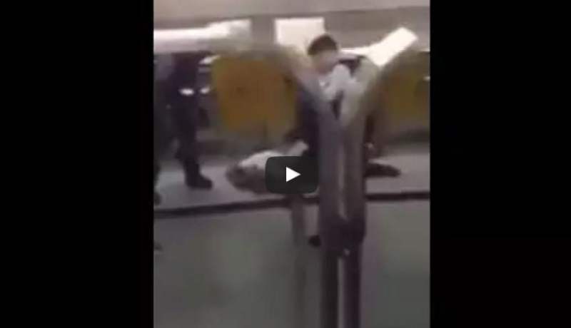 بالفيديو.. الغيرة  تدفع تونسيًّا لضرب شرطيين في مطار ألماني
