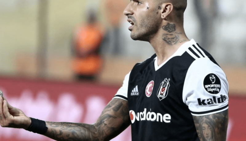 بالفيديو- “كواريزما” يستخدم سكينا ببراعة أمام الحكم