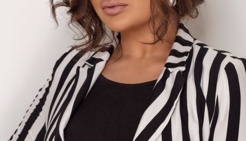 بالصّورة .. الفنّانة أميرة محمّد تؤدّي مناسك العمرة