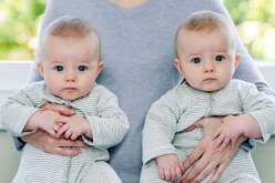 ماذا فعل رجل للتمييز بين ابنيه التوأم المتطابقين