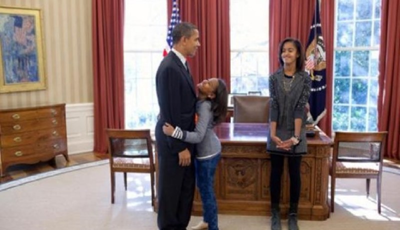 بالصور .. أكثر اللحظات حميمية لأوباما خلال سنواته بالبيت الأبيض