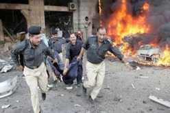 50 قتيل و 200 جريح في تفجير انتحاري بضريح في باكستان