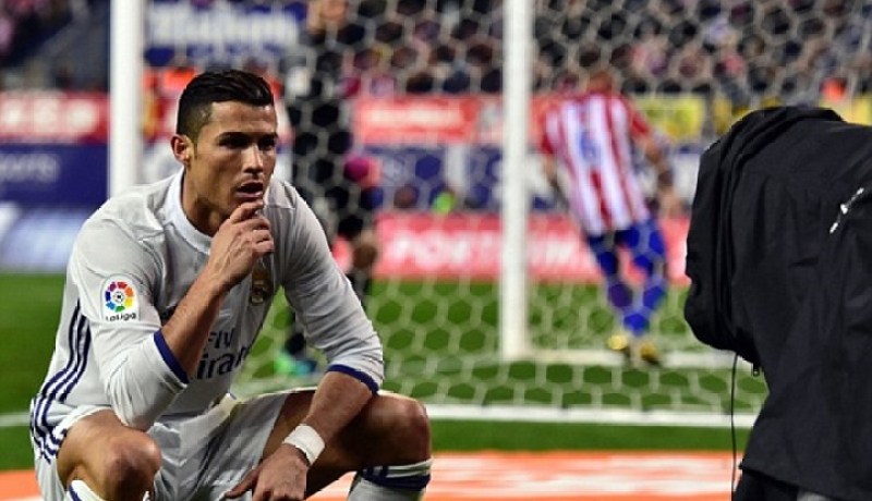 كريستيانو رونالدو يحطم رقما جديدا ويعانق جائزة أفضل لاعب