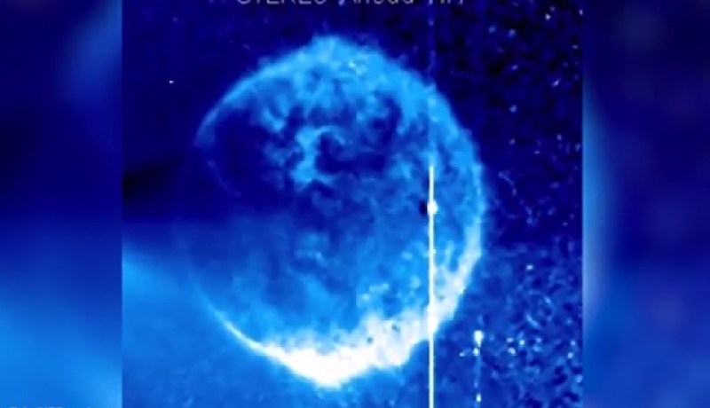 بالفيديو .. ناسا تكشف سر جسم أزرق غريب ظهر أمام الشمس