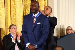 بالفيديو .. أوباما يبكي مايكل جوردان أثناء منحه وسام الحرية