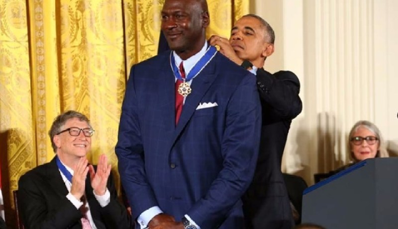 بالفيديو .. أوباما يبكي مايكل جوردان أثناء منحه وسام الحرية