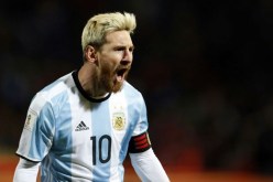 بالصور .. ميسي يخطف الأنظار بوشم جديد على قدمه اليسرى