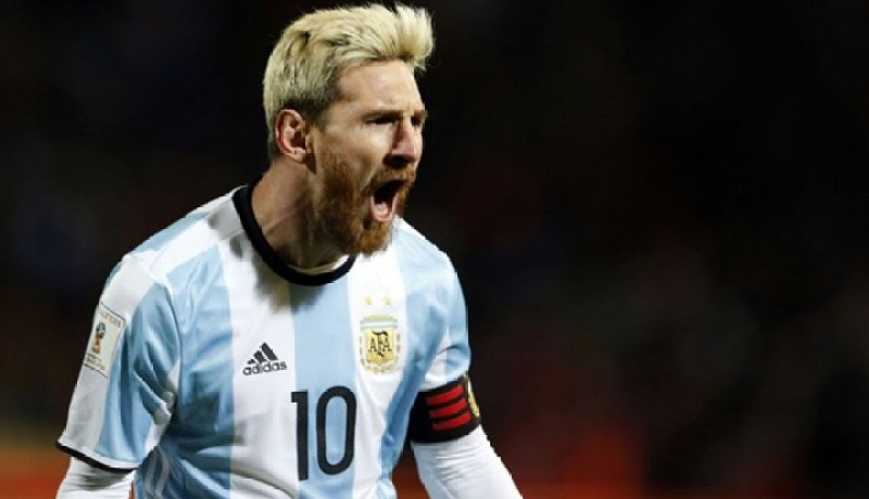 بالصور .. ميسي يخطف الأنظار بوشم جديد على قدمه اليسرى