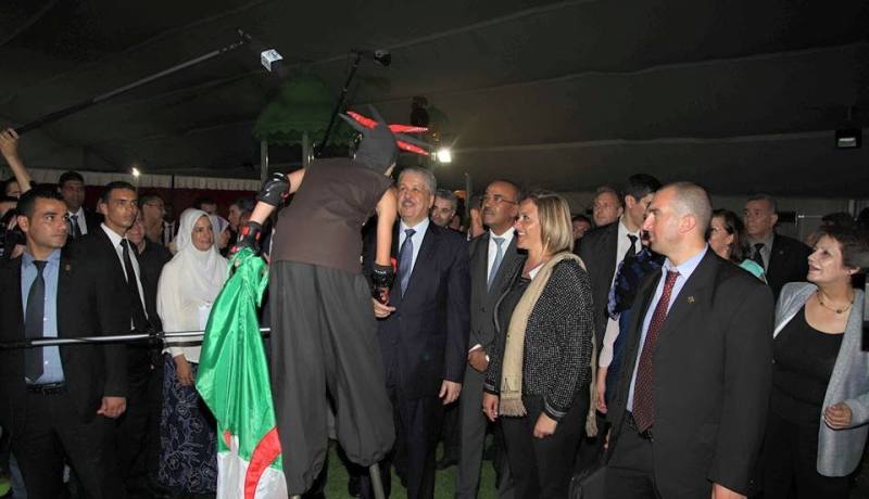 بالصور سلال يزور قرية التسلية المخصصة للأطفال والعائلات  بمركب 5 جويلية