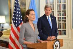 أنجلينا جولي في مؤتمر مع جون كيري بخصوص اللاّجئين