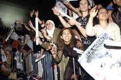 ألهب الفتى الفنان المتألق ثامر حسني قلوب الجزائريين سهرة الخميس وتحول إلى حلقة جمعت أفراد الأسرة الجزائرية الذين لم يترددوا في إغراقه بالهدايا.